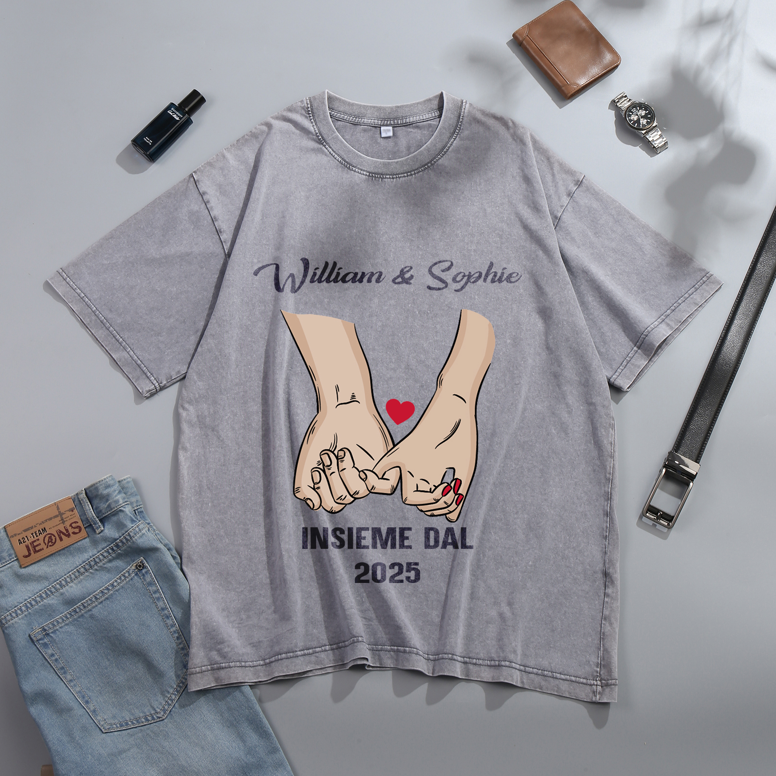 Maglietta Personalizzata per Coppie – con 2 Nomi, 1 Data e Grafica Mano nella Mano – "INSIEME DAL" – Regalo di San Valentino per Lui/Lei | Jessemade