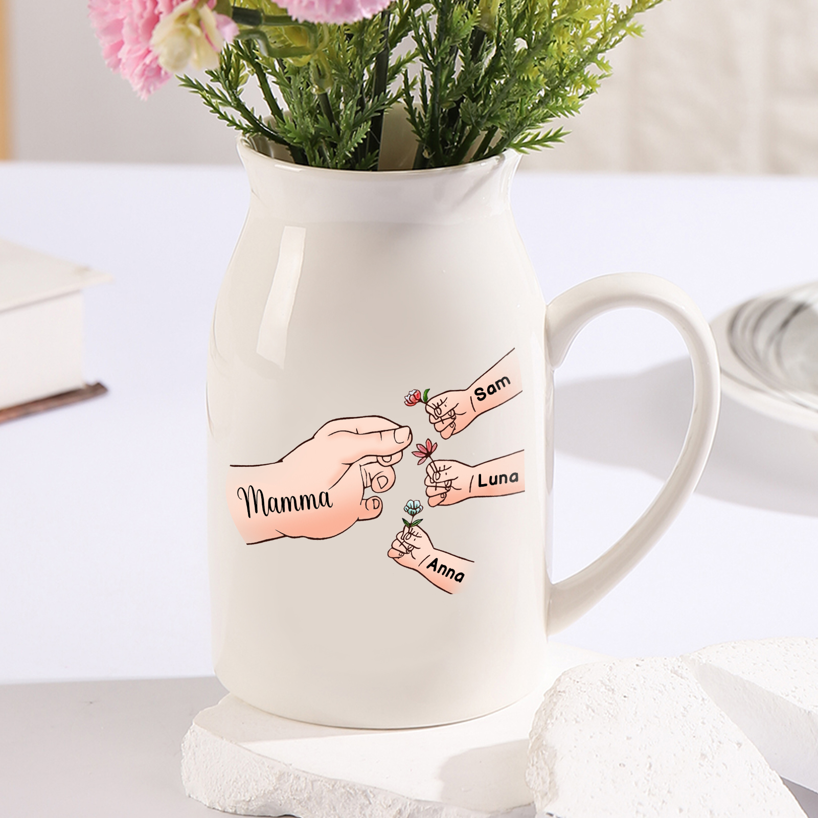 Vaso di ceramica con mano passando il fiore 4 nomi personalizzati per nonna/mamma