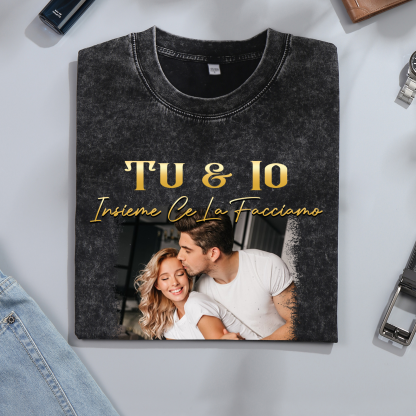 Maglietta Personalizzata per Coppie - con 2 Nomi Personalizzati e 1 Foto - "TU & IO, Insieme Ce La Facciamo" - Regalo di San Valentino per Lui/Lei | Jessemade