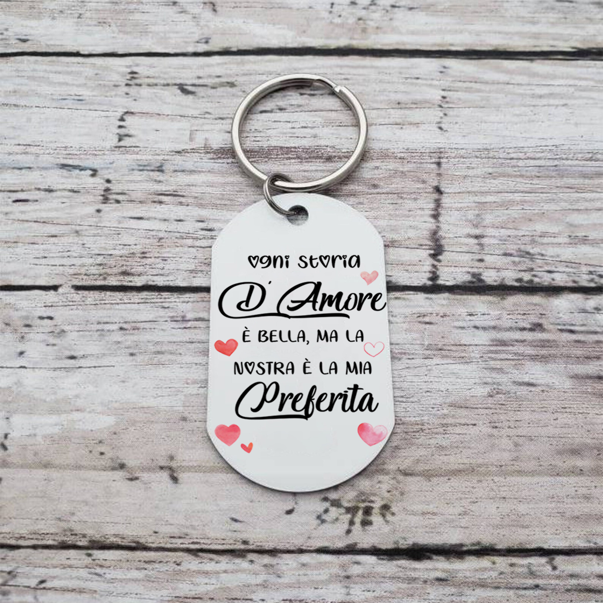  Portachiavi Personalizzato con 2 Nomi e Personaggi - Design Spiaggia "Ogni Storia d’Amore È Bella, Ma la Nostra È la Mia Preferita", Regalo di San Valentino per Lei/Lui | Jessemade