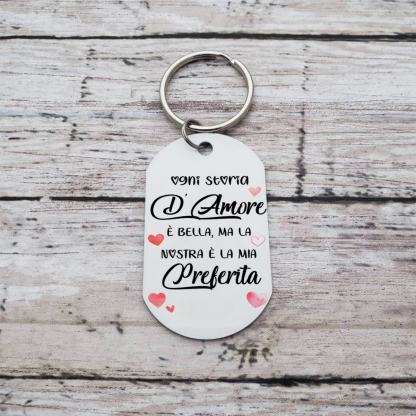  Portachiavi Personalizzato con 2 Nomi e Personaggi - Design Spiaggia "Ogni Storia d’Amore È Bella, Ma la Nostra È la Mia Preferita", Regalo di San Valentino per Lei/Lui | Jessemade
