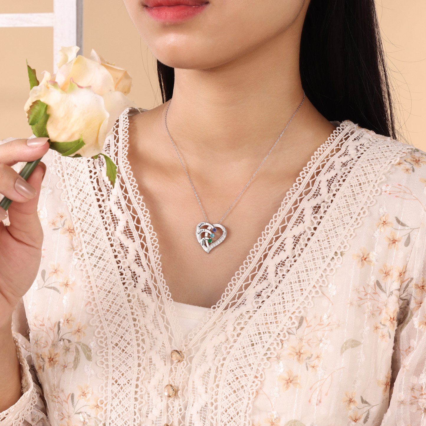 Argento S925 Collana con 3 nomi personalizzati e 3 pietre di nascita in ciondolo a cuore
