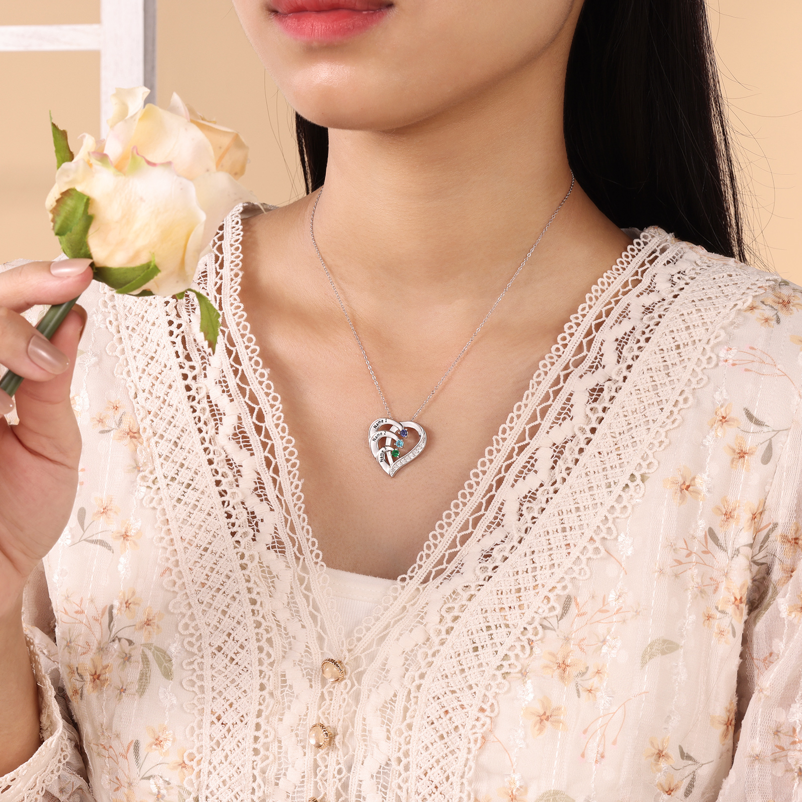 Argento S925 Collana con 3 nomi personalizzati e 3 pietre di nascita in ciondolo a cuore