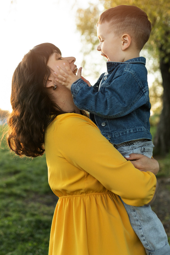 Questa collana personalizzata è un prezioso simbolo del legame indissolubile tra una mamma e il suo figlio. Il ciondolo è un grazioso cerchio, che rappresenta l'infinito amore e la continuità dell'affetto tra di loro. Realizzata artigianalmente in Italia, questa collana è intrisa di tradizione e passione.

I tre nomi personalizzati sono incisi con cura sulla superficie del cerchio, aggiungendo un tocco unico e speciale. Puoi scegliere di inserire i nomi della mamma, del figlio e magari anche un nome italiano significativo o una parola d'amore, che rappresenti l'origine o una tradizione speciale condivisa dalla famiglia.

La catena è altrettanto elegante e rifinita con dettagli italiani, creando un aspetto raffinato e distintivo. Magari potrebbe essere decorata con una serie di delicati ciondoli a forma di cuore, foglia d'ulivo o cornetto rosso, simboli tradizionali italiani che rappresentano rispettivamente l'amore, la pace e la protezione.

Questa collana sarà un regalo prezioso e significativo per una mamma italiana e il suo figlio, un ricordo tangibile dell'amore incondizionato e dell'affetto eterno che li lega in un legame speciale, indissolubile come il cerchio stesso.