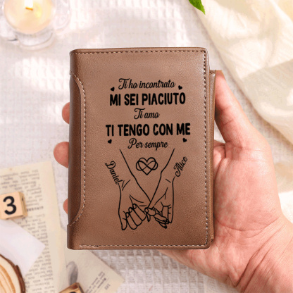 Portafoglio bifold in pelle da uomo personalizzato con motivo "Pinky Promise", inciso con 2 nomi – per coppie
