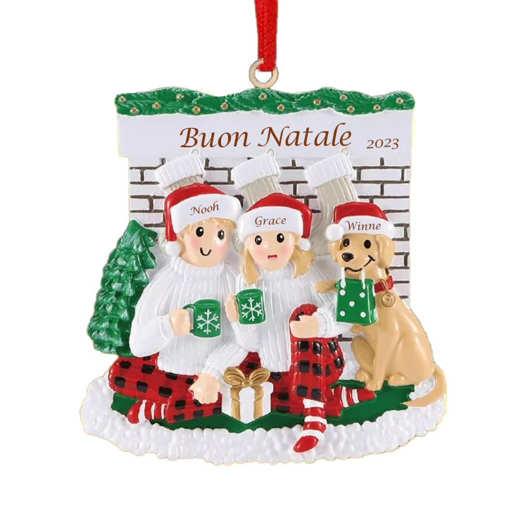 Famiglia sotto il camino-Ciondolo 2023 per albero di Natale 3 nomi personalizzabili