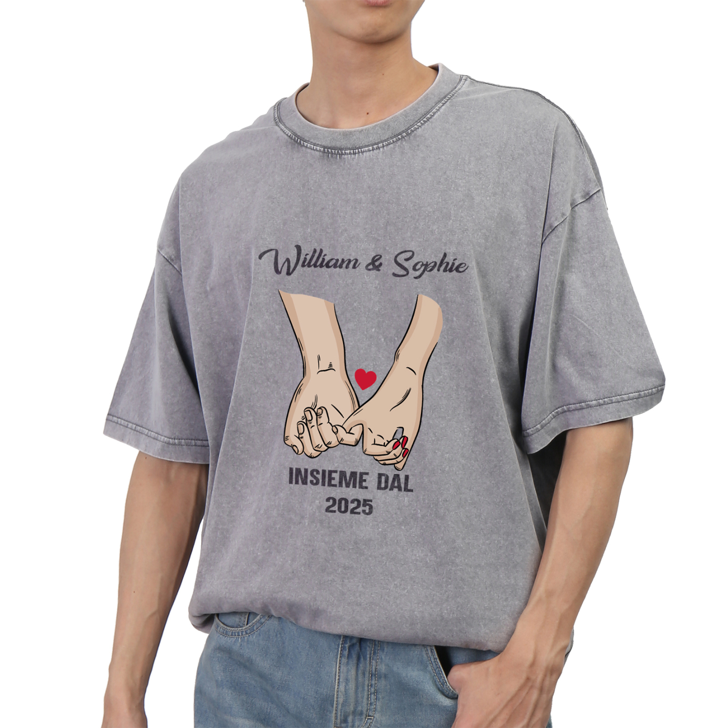 Maglietta Personalizzata per Coppie – con 2 Nomi, 1 Data e Grafica Mano nella Mano – "INSIEME DAL" – Regalo di San Valentino per Lui/Lei | Jessemade
