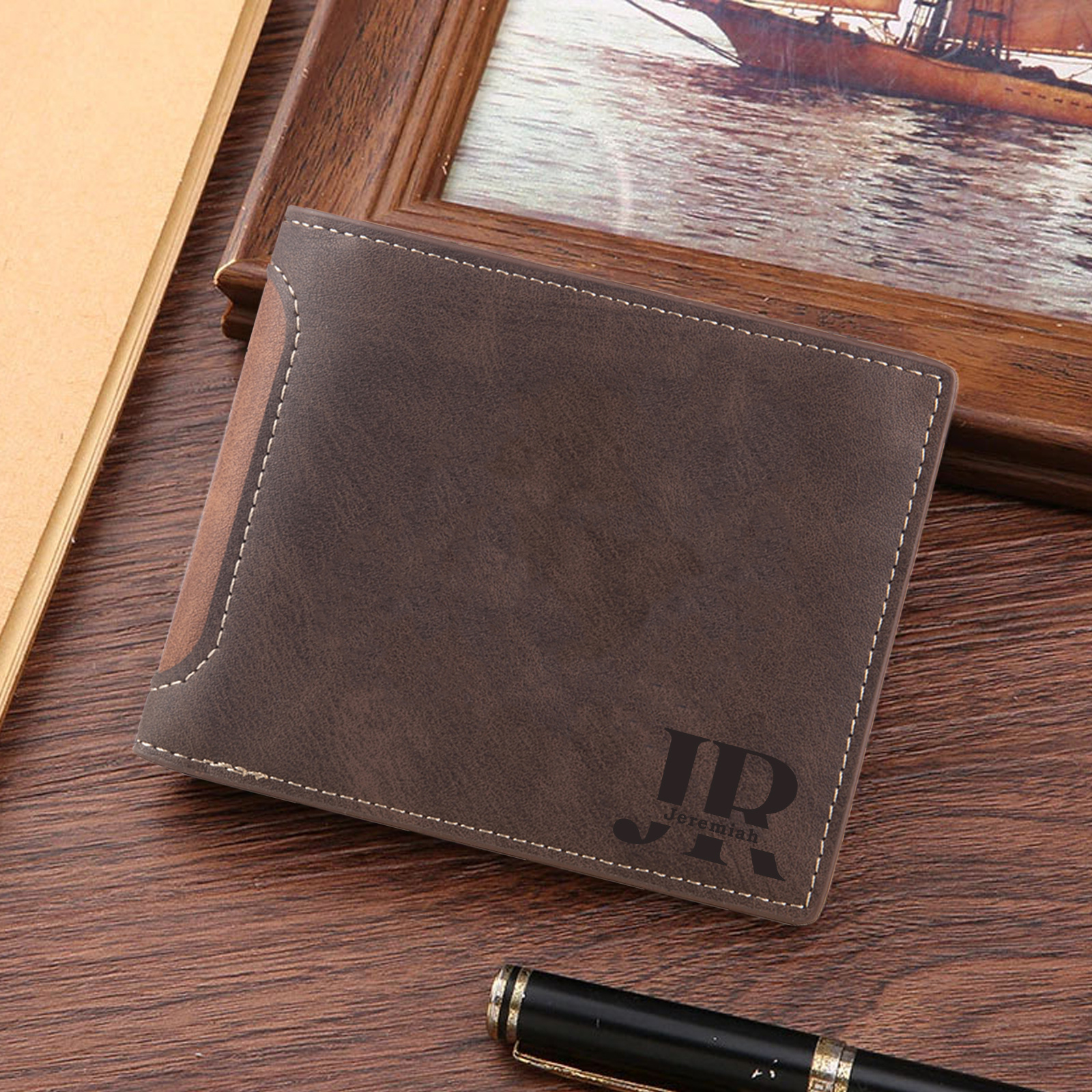 Portafoglio bifold in pelle personalizzato con foto incisa e nome o iniziali