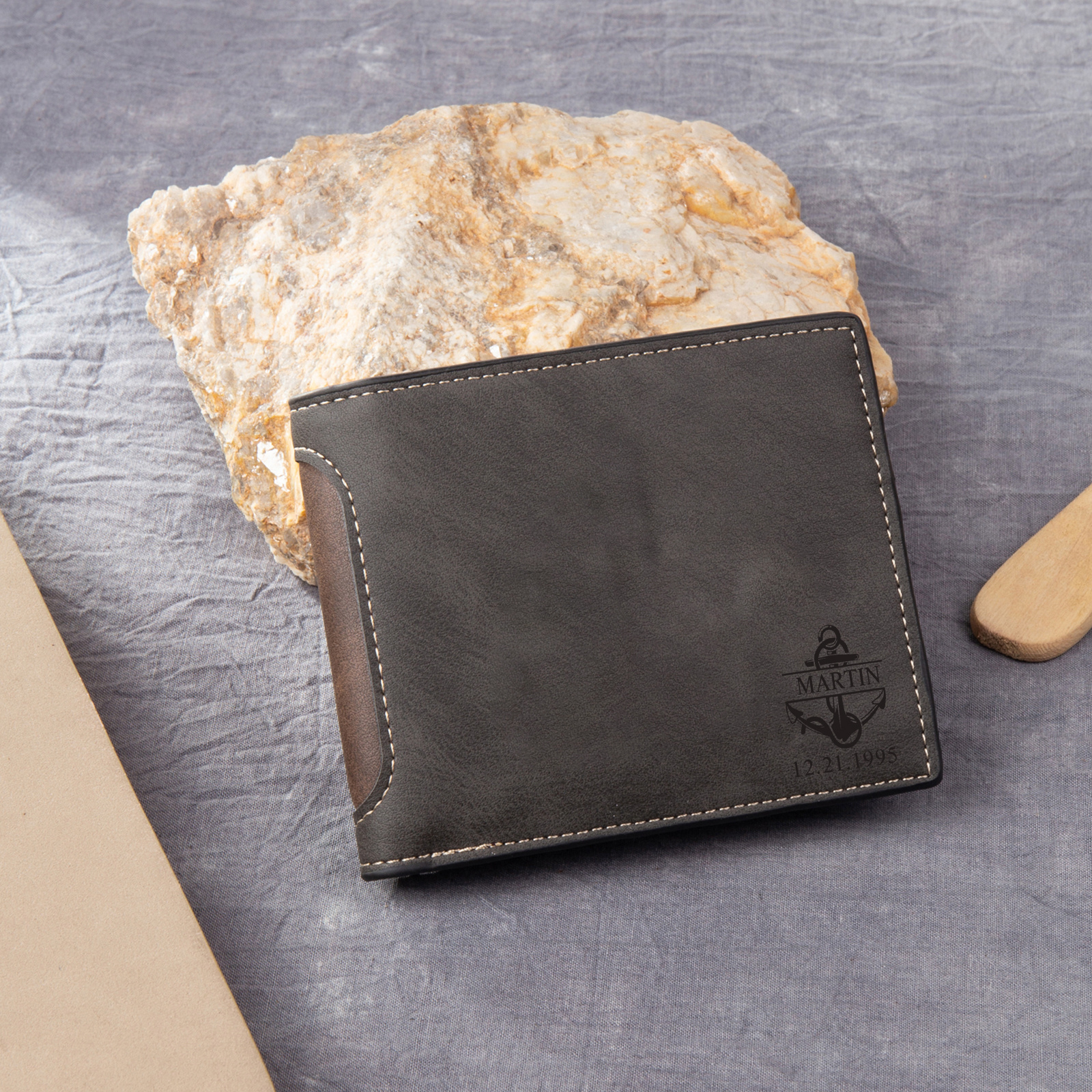 Portafoglio bifold in pelle personalizzato con foto incisa e nome o iniziali