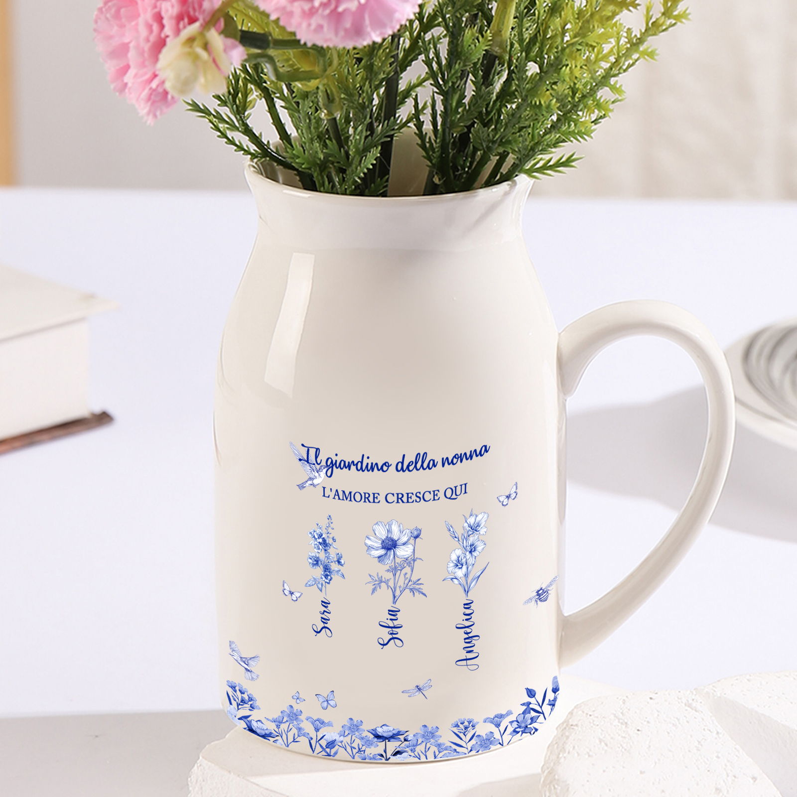 Vaso in ceramica personalizzato Il giardino della nonna a forma di brocca, motivo floreale blu e bianco