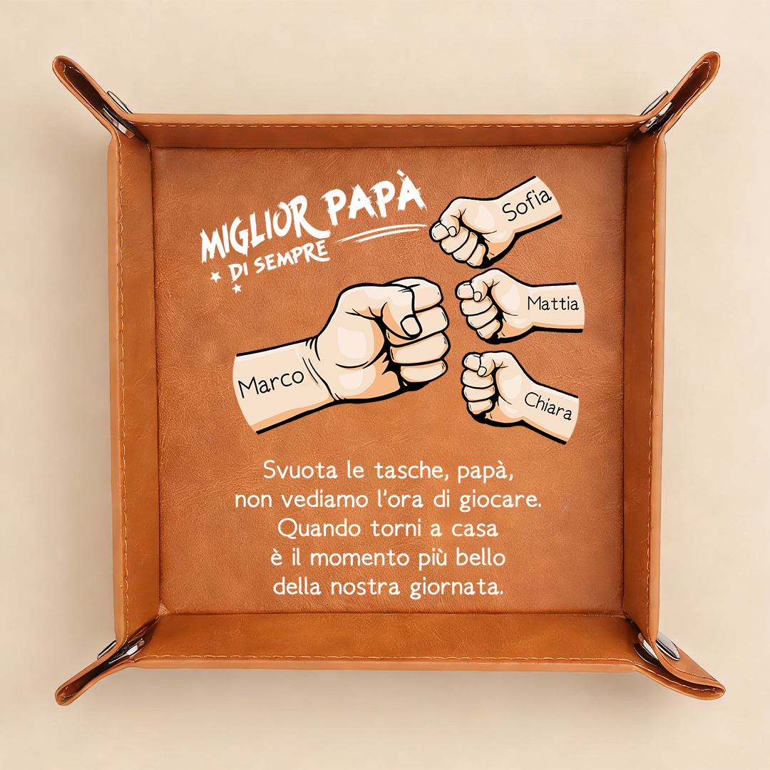 Vaschetta svuotatasche in pelle personalizzata per papà con 1–6 nomi e motivo “saluto col pugno” – regalo per la Festa del Papà per papà, marito, nonno | Jessemade