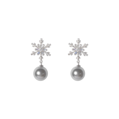 Elegant Snowflake Earrings with Pearls – Perfect Family Christmas Gift