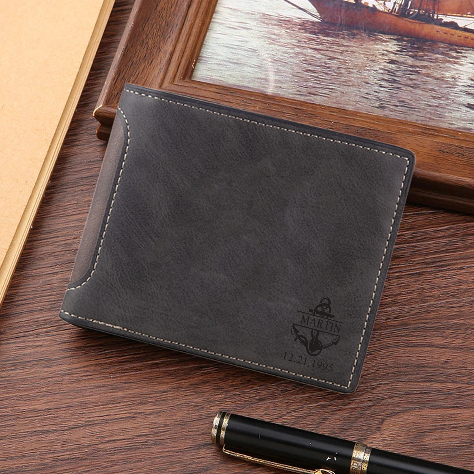 Portafoglio bifold in pelle personalizzato con foto incisa e nome o iniziali