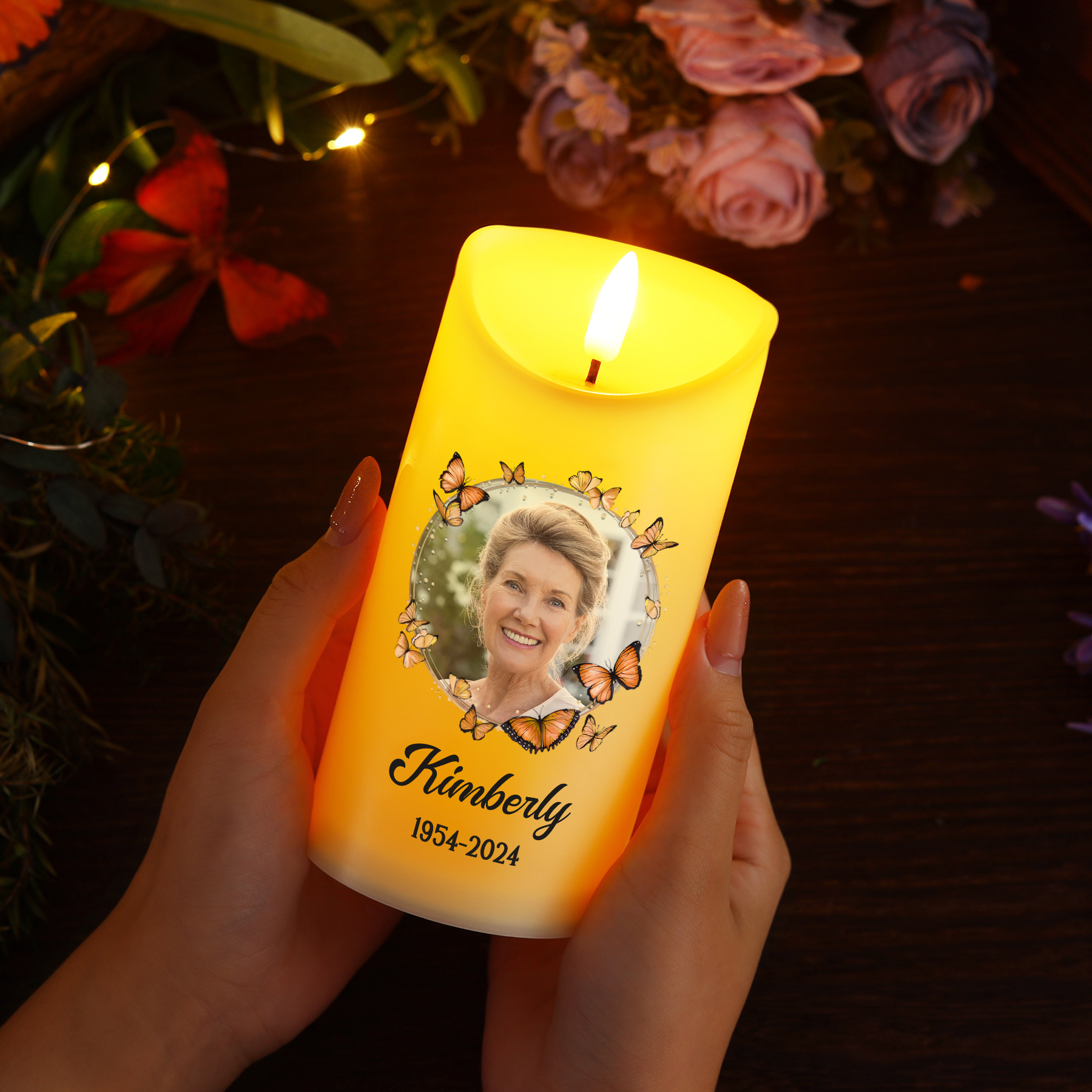 Candela LED Commemorativa Personalizzata con 1 Nome, 1 Foto e 1 Data - "Questo Natale, un Ricordo Profondo da Donare ai Tuoi Cari" - Regalo di Natale per Famiglia | Jessemade