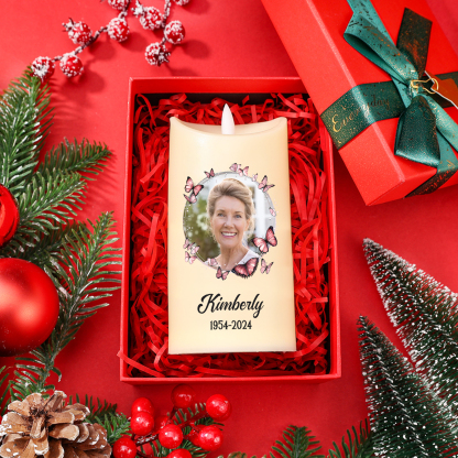 Candela LED Commemorativa Personalizzata con Foto, Nome e Anno - "Brucia nell'Amorevole Ricordo di Chi è per Sempre nei Nostri Cuori" - Regalo di Natale per Famiglia | Jessemade