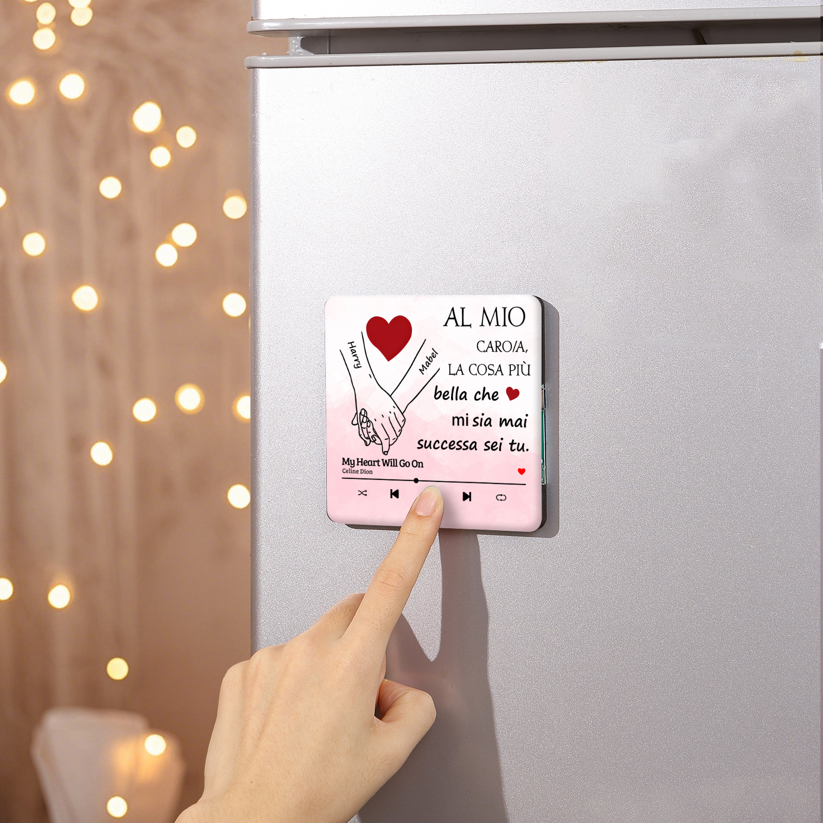 Magnete da Frigorifero Musicale Personalizzato - con 2 Nomi e 1 Canzone, Design "Al Mio Caro/a, La Cosa Più Bella Che Mi Sia Mai Successa Sei Tu" - Regalo di San Valentino per Lei/Lui | Jessemade