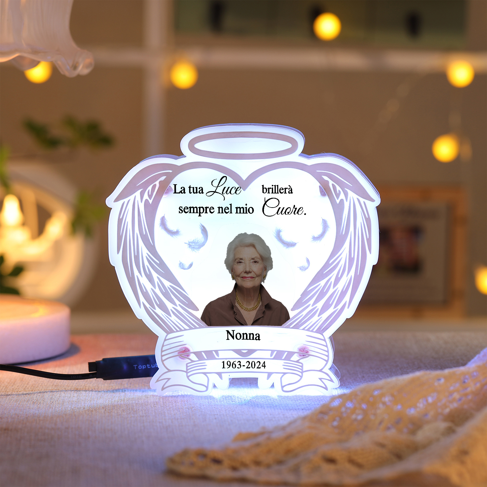 Luce Notturna Commemorativa Personalizzata in Acrilico con Ali d'Angelo - Lampada LED con 1 Foto, Nome e Data Regalo di Natale in Memoria | Jessemade