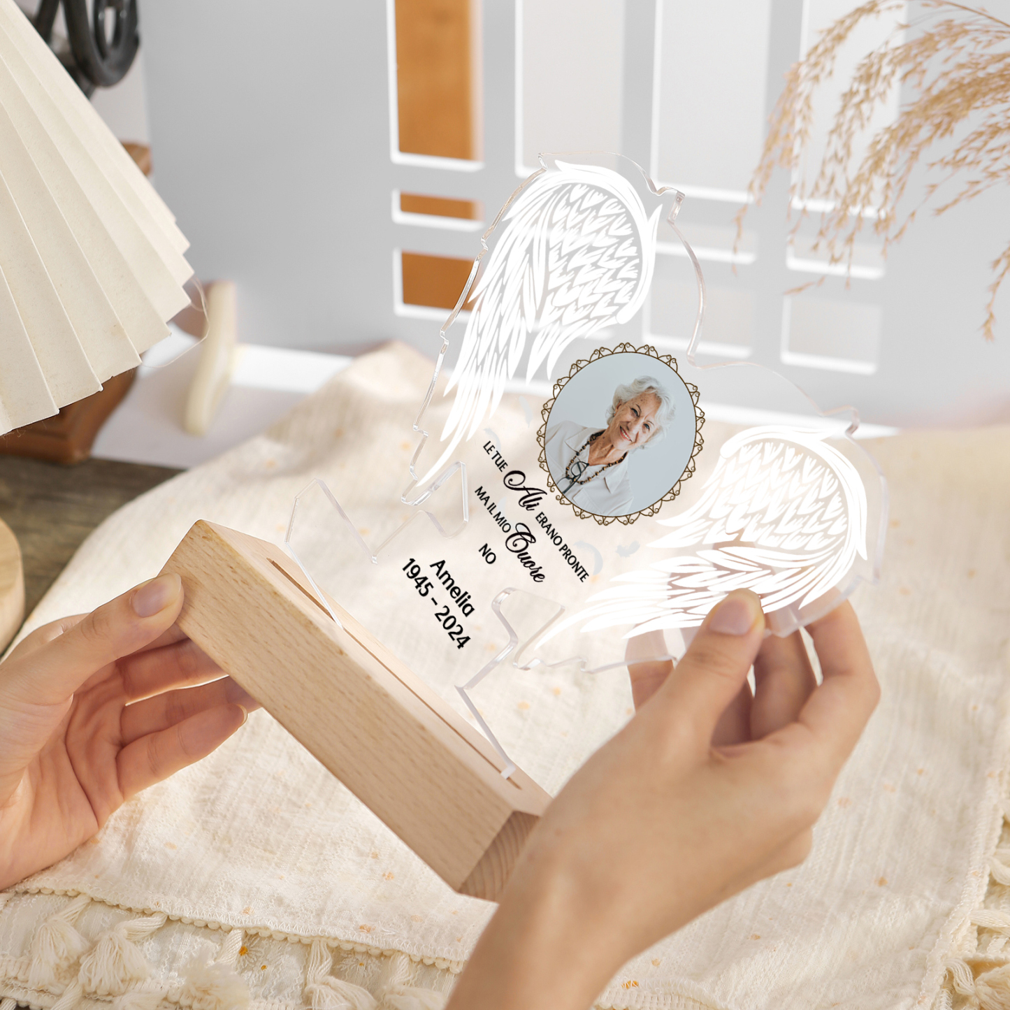 Lampada Notturna Commemorativa in Acrilico a Forma di Ali con Foto, Data e Nome Personalizzati – Idea Regalo per Lui o Lei | Jessemade