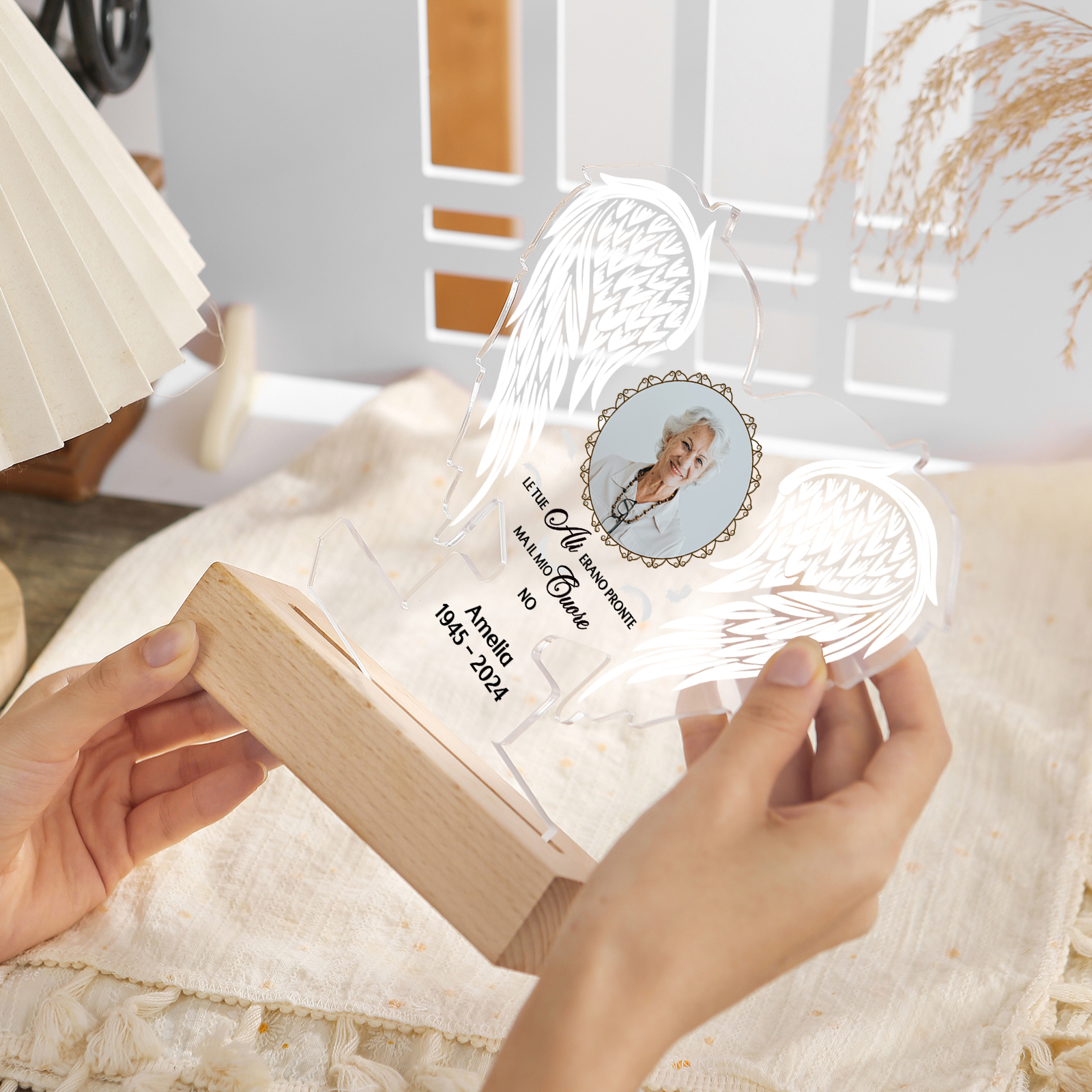 Lampada Notturna Commemorativa in Acrilico a Forma di Ali con Foto, Data e Nome Personalizzati – Idea Regalo per Lui o Lei | Jessemade