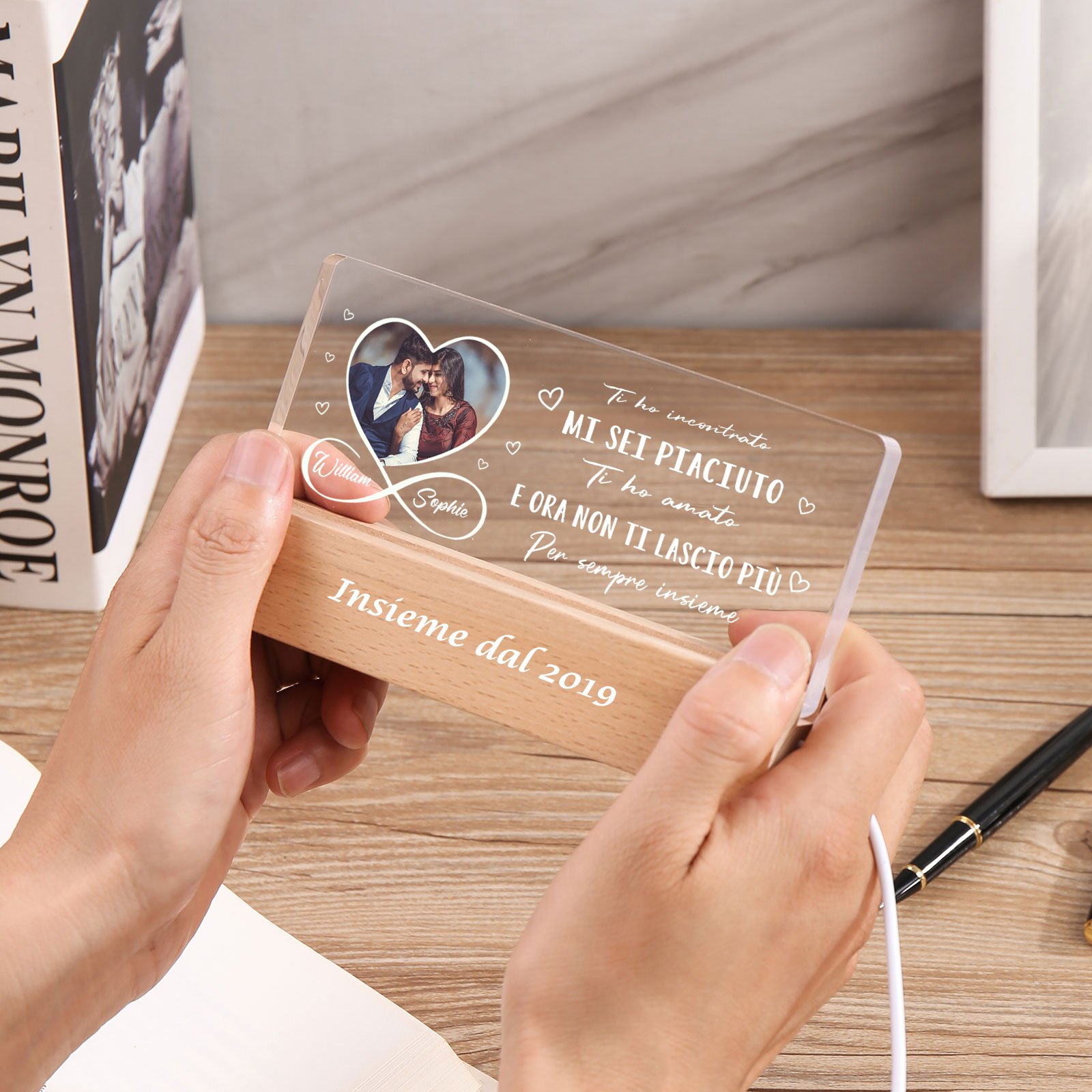 Lampada Notturna Personalizzata in Acrilico con Foto, 2 Nomi e Anno - "Mi sei piaciuto, ti ho amato e ora non ti lascio più" - Regalo di San Valentino per Lei/Lui | Jessemade