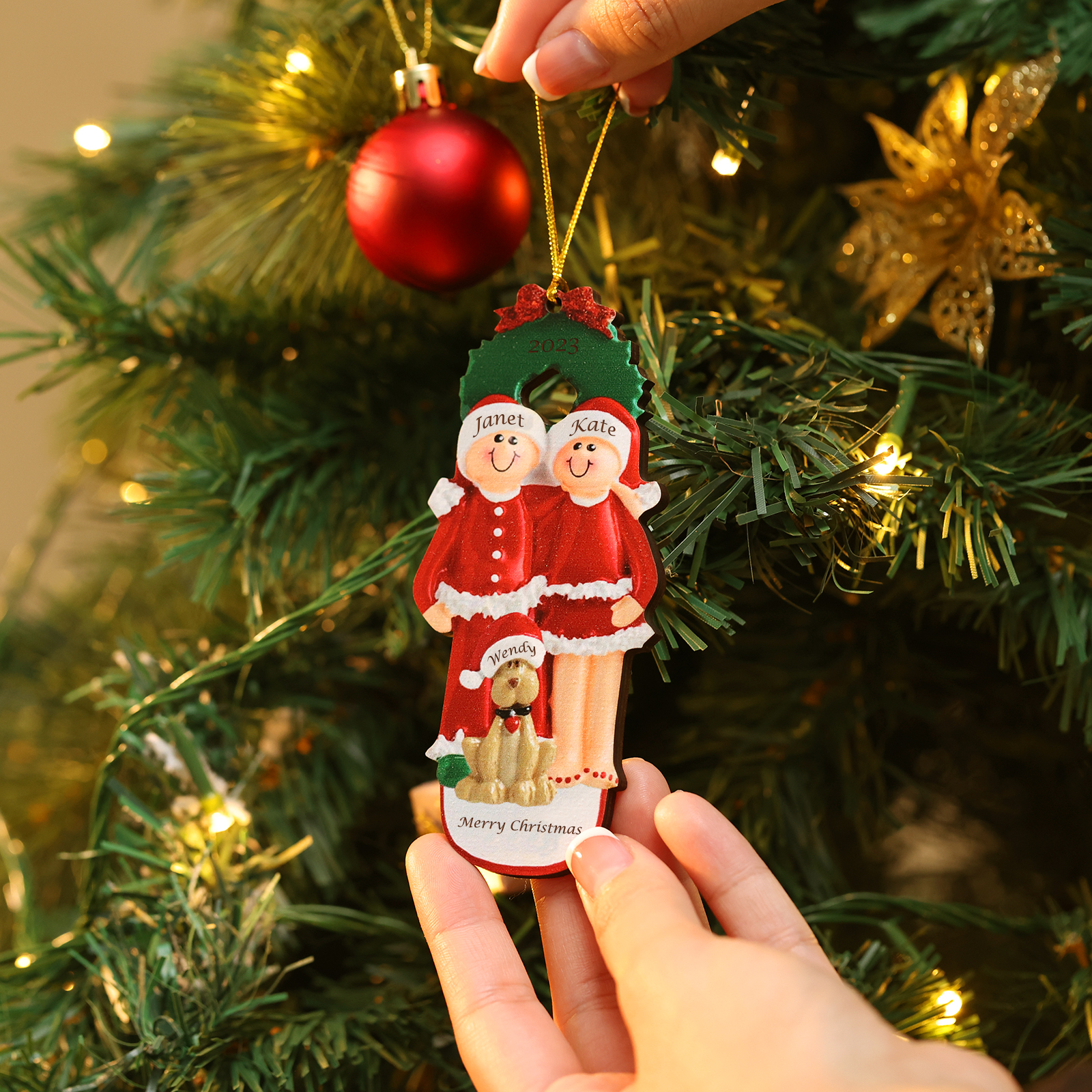 Famiglia in vestito natalizio con cane carino 3 nomi personalizzabili