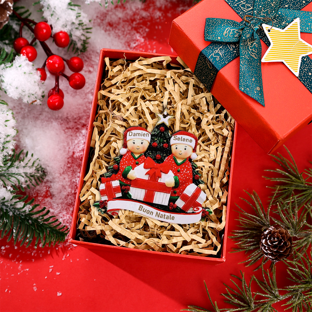 Ornamento Natalizio Personalizzato con 2 Nomi e 1 Testo Regalo di Natale in Legno per Famiglia | Jessemade