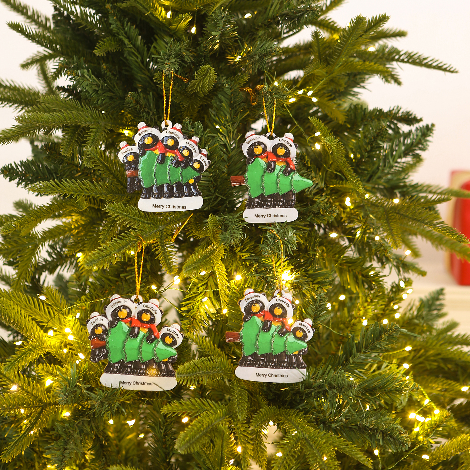 Decorazione Natalizia Personalizzata in Legno con Orsi Neri - 4 Nomi e Testo Personalizzati con Design Albero di Natale, Regalo di Natale per Famiglia | Jessemade