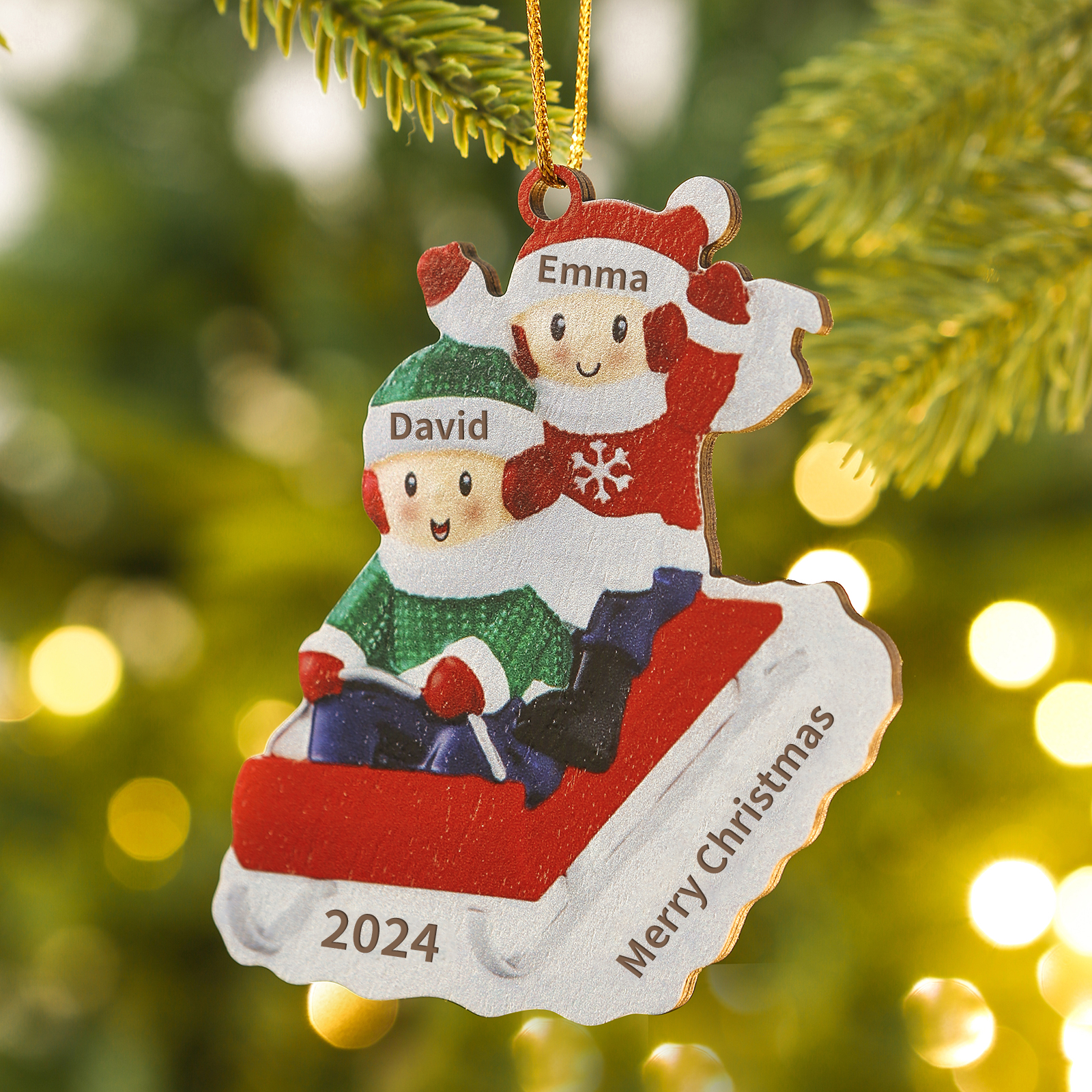 Decorazione Natalizia in Legno Personalizzata - Slitta Rossa con Personaggi, 2 Nomi, Testo & Data, Regalo di Natale per Famiglia | Jessemade