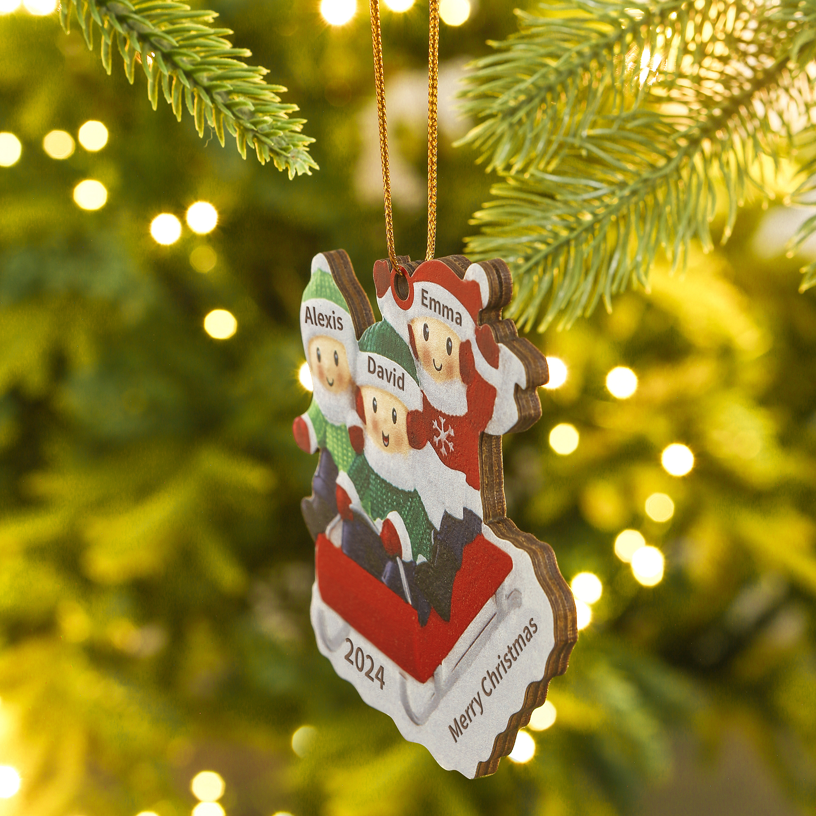 Decorazione Natalizia in Legno Personalizzata - Slitta Rossa con Personaggi, 3 Nomi, Testo & Data, Regalo di Natale per Famiglia | Jessemade