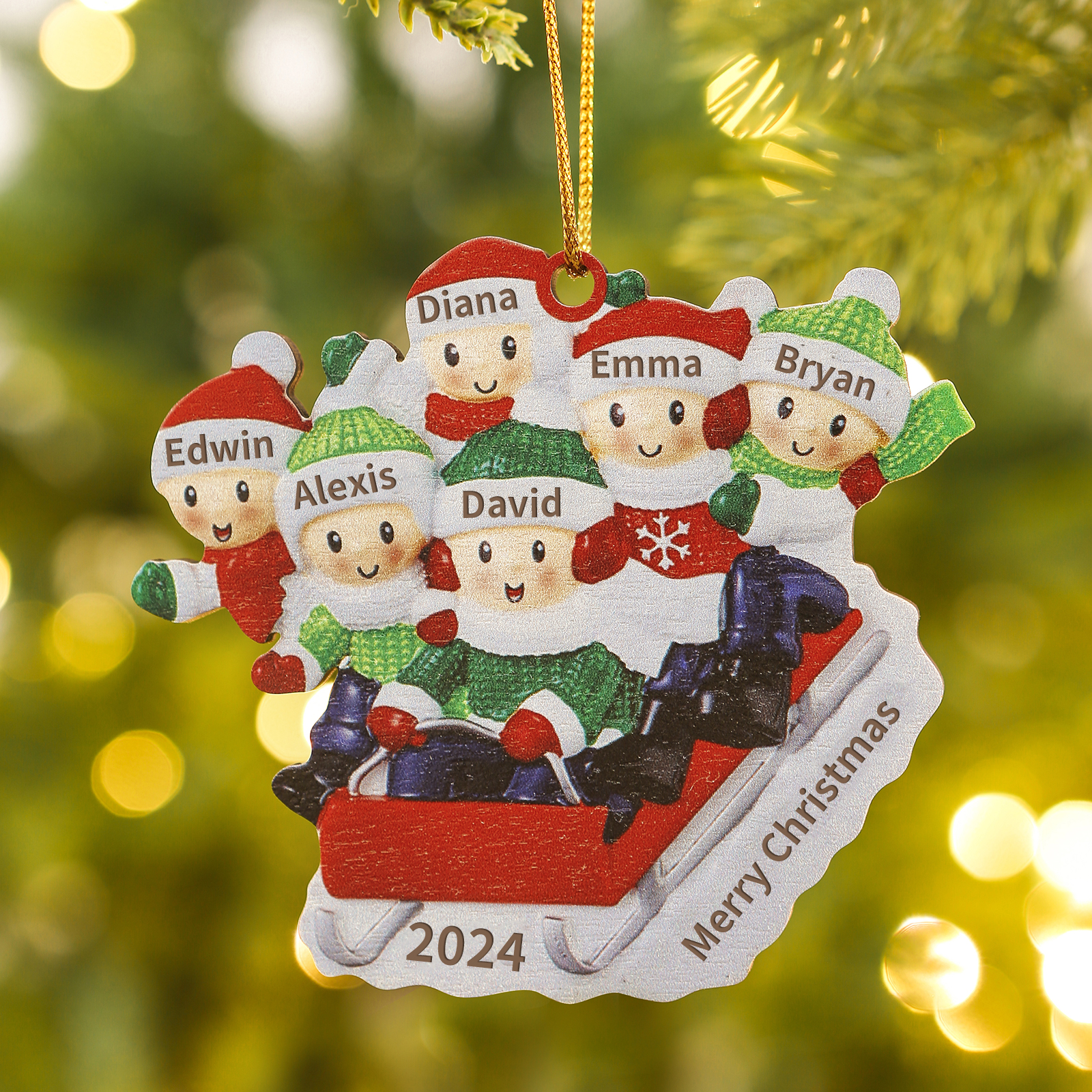 Decorazione Natalizia in Legno Personalizzata - Slitta Rossa con Personaggi, 6 Nomi, Testo & Data, Regalo di Natale per Famiglia | Jessemade