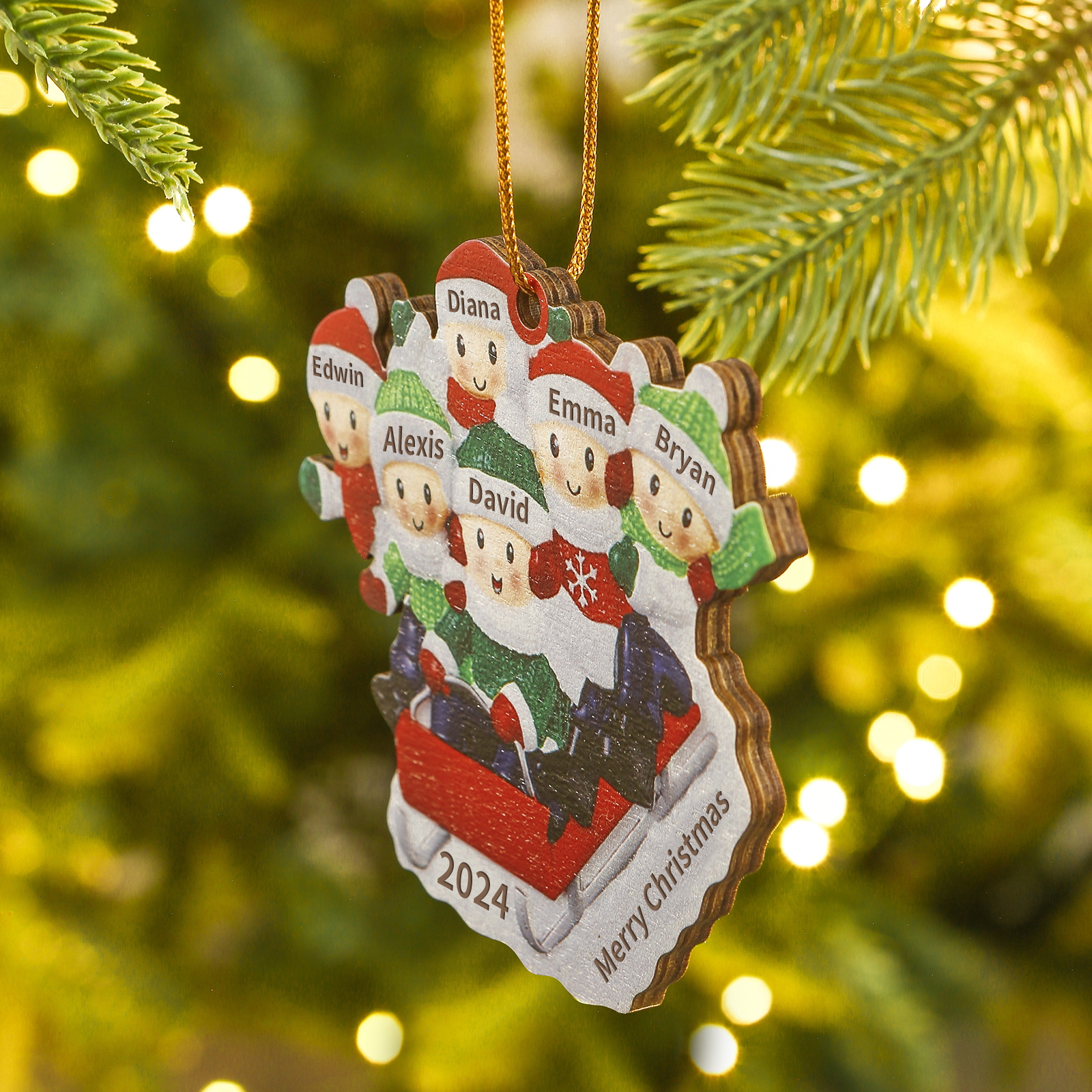 Decorazione Natalizia in Legno Personalizzata - Slitta Rossa con Personaggi, 6 Nomi, Testo & Data, Regalo di Natale per Famiglia | Jessemade