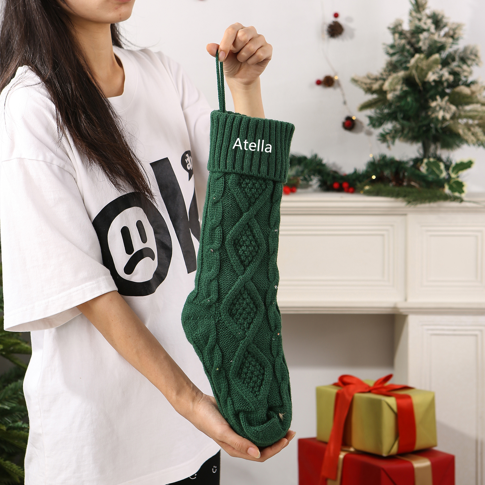 Calza Natalizia Personalizzata in Tessuto Lavorato a Maglia - Nome Personalizzabile in Rosso o Verde per Regalo di Natale alla Famiglia | Jessemade