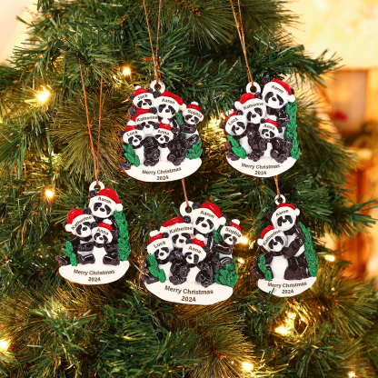 Decorazione Natalizia in Legno con Panda - Personalizza 2 Nomi, 1 Testo e 1 Data - Regalo di Natale per Famiglia | Jessemade