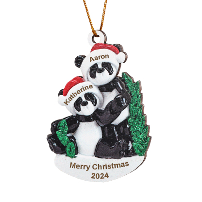 Decorazione Natalizia in Legno con Panda - Personalizza 2 Nomi, 1 Testo e 1 Data - Regalo di Natale per Famiglia | Jessemade