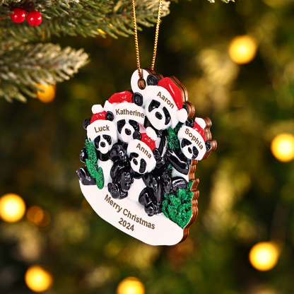 Decorazione Natalizia in Legno con Panda - Personalizza 5 Nomi, 1 Testo e 1 Data - Regalo di Natale per Famiglia | Jessemade