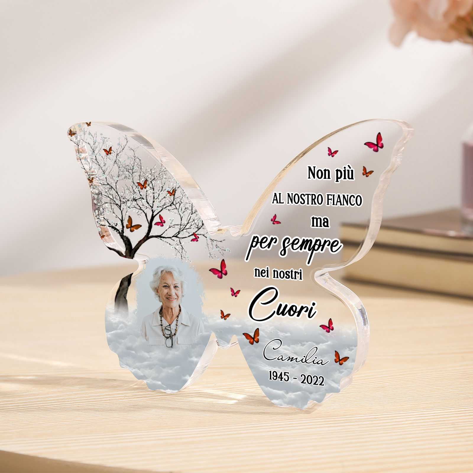Regalo commemorativo personalizzato a forma di farfalla Ornamento da tavolo commemorativo personalizzato in acrilico - Non più al nostro fianco ma per sempre nei nostri cuori