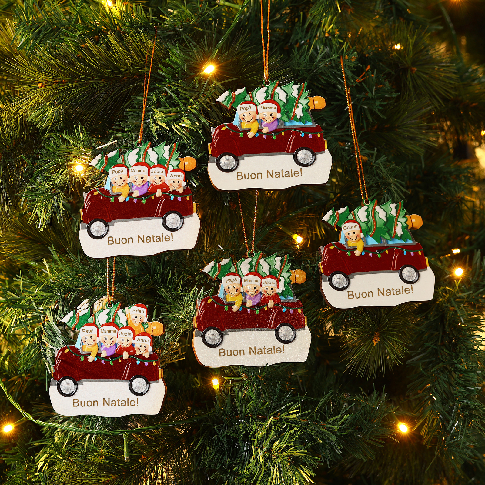 Decorazione Natalizia in Legno Personalizza 2 Nomi e 1 Testo - Design Auto Rossa con Albero, Regalo di Natale per Famiglia | Jessemade
