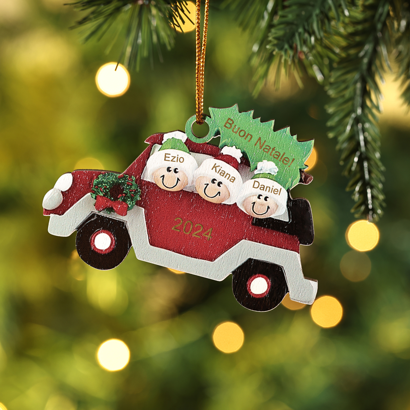 Decorazione Natalizia in Legno Personalizzata - Macchina Rossa, Albero di Natale e Personaggi - Personalizzabile con 3 Nomi, 1 Testo e una Data - Regalo di Natale per Famiglia | Jessemade