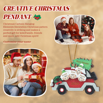Decorazione Natalizia in Legno Personalizzata - Macchina Rossa, Albero di Natale e Personaggi - Personalizzabile con 4 Nomi, 1 Testo e una Data - Regalo di Natale per Famiglia | Jessemade