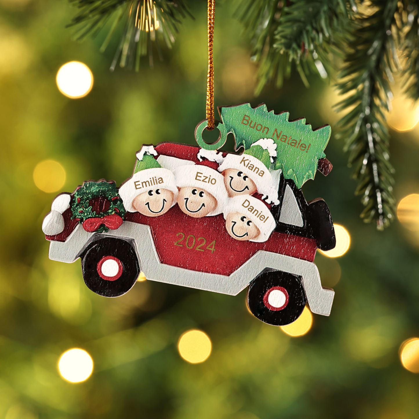 Decorazione Natalizia in Legno Personalizzata - Macchina Rossa, Albero di Natale e Personaggi - Personalizzabile con 4 Nomi, 1 Testo e una Data - Regalo di Natale per Famiglia | Jessemade