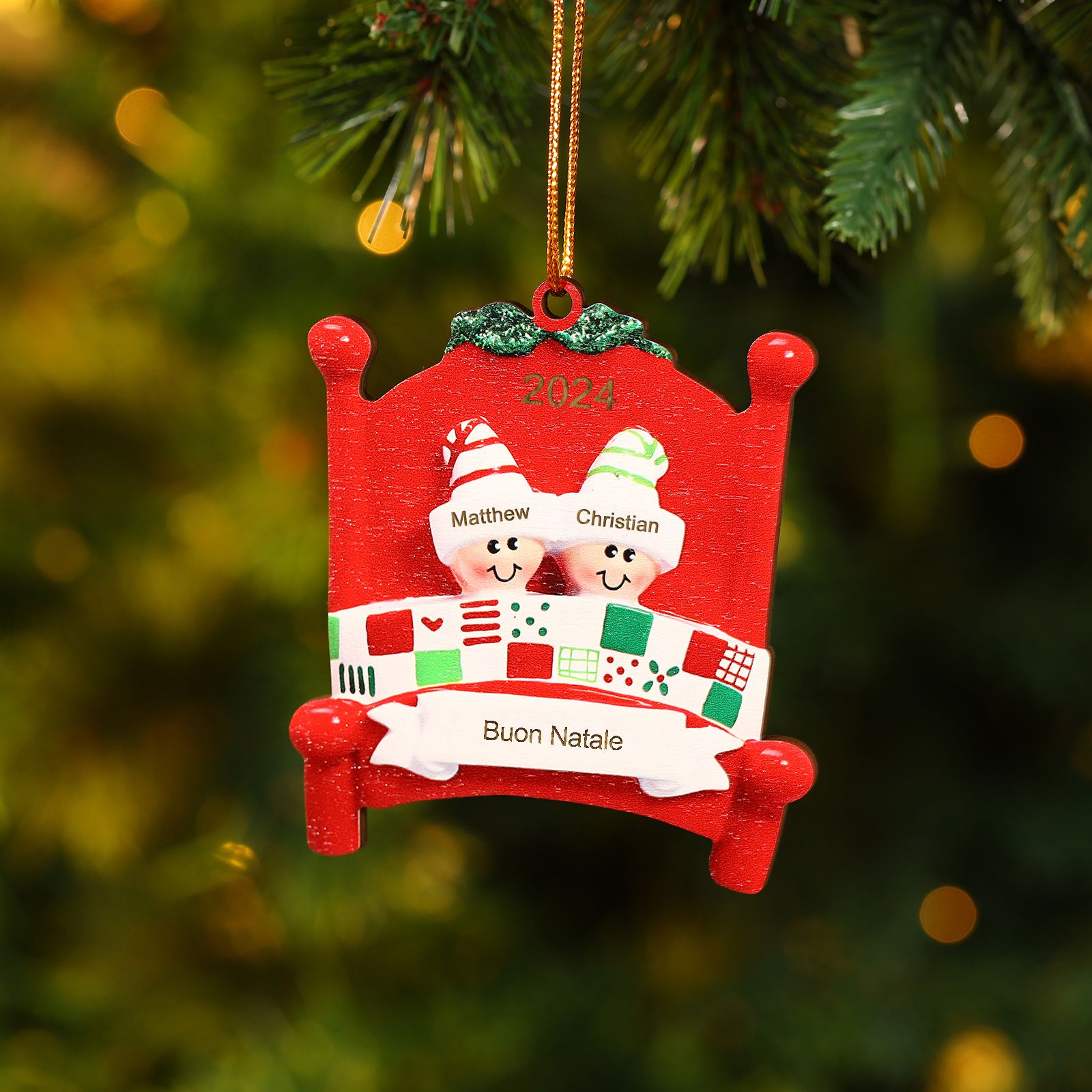 Decorazione Natalizia in Legno - Personalizza 2 Nomi, Testo e Data, Design Poltrona Accogliente, Regalo di Natale per Famiglia | Jessemade