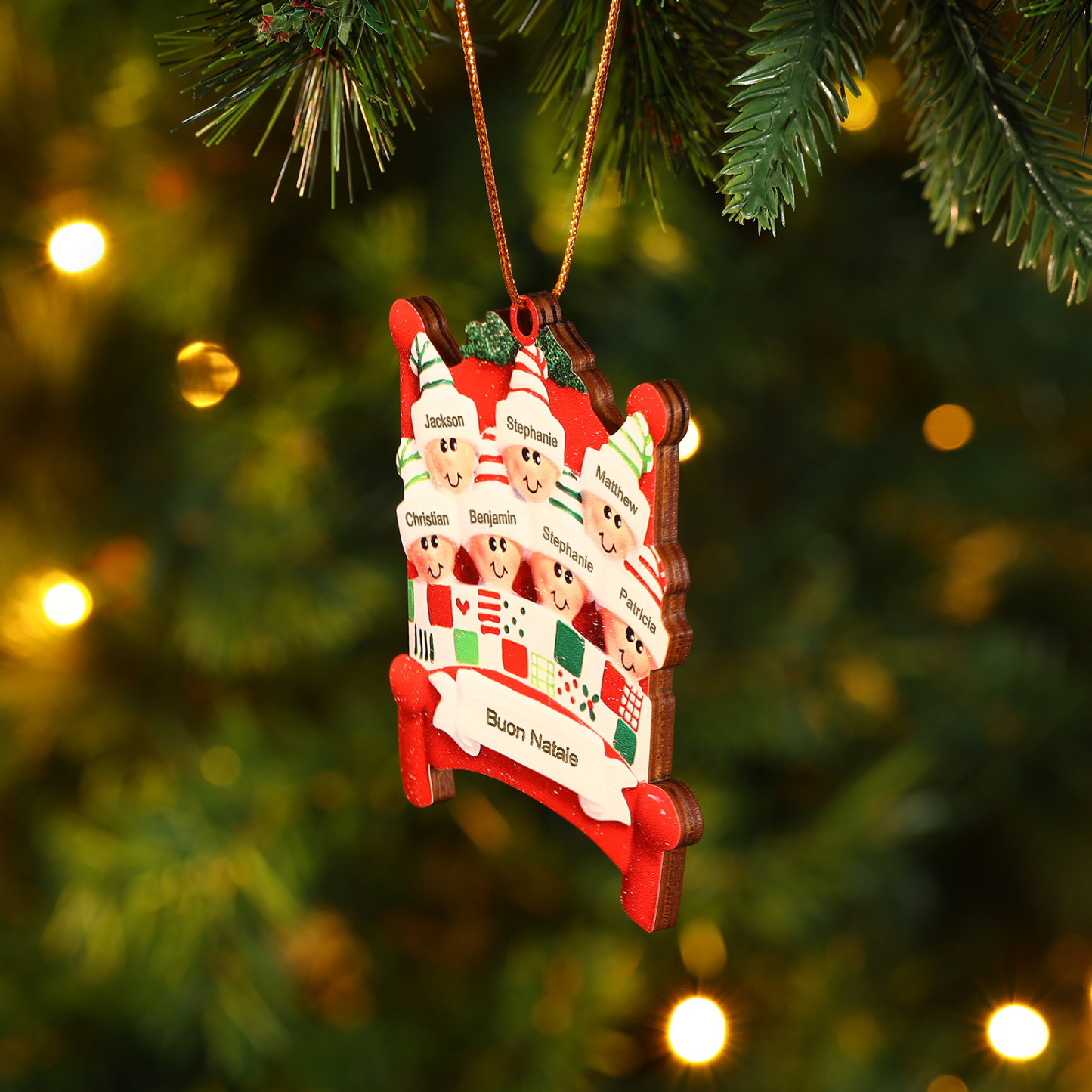 Decorazione Natalizia in Legno - Personalizza 7 Nomi, Testo e Data, Design Poltrona Accogliente, Regalo di Natale per Famiglia | Jessemade