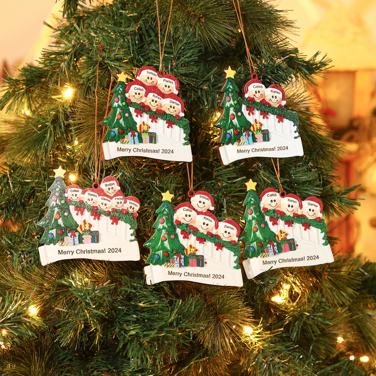 Decorazione Natalizia in Legno Personalizzata - Personalizza 3 Nomi, 1 Testo, Data - Albero di Natale e Personaggi, Regalo di Natale per la Famiglia | Jessemade