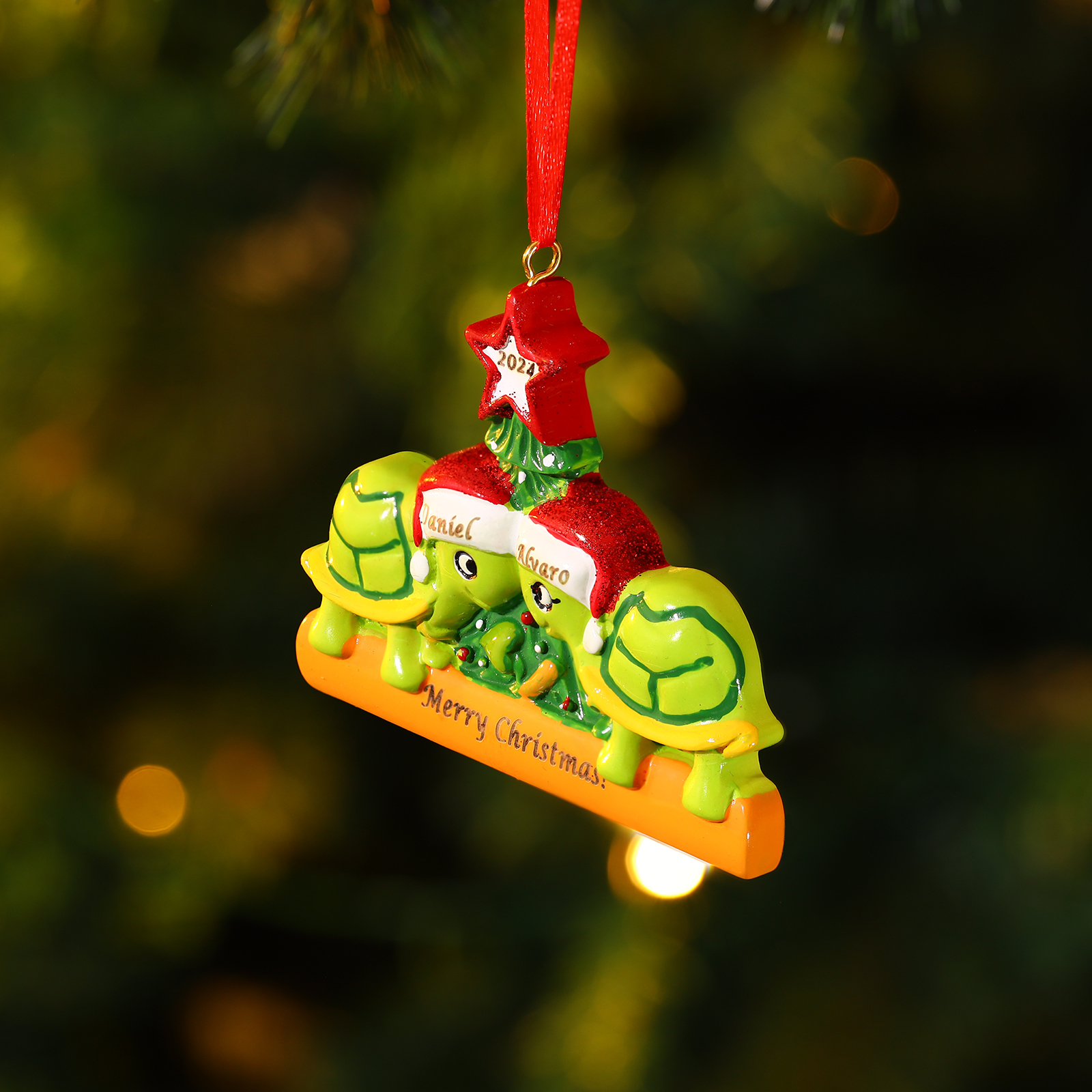 Ornamento Natalizio Personalizzato in Resina con Tartarughe - 2 Nomi, Anno e Testo Regalo di Natale per Famiglia | Jessemade