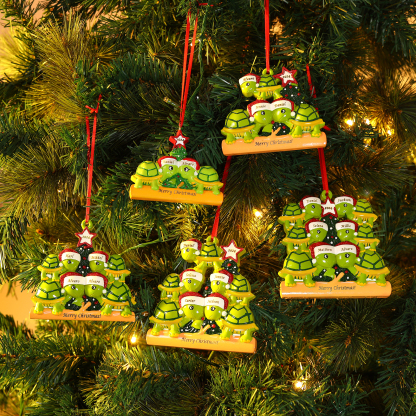Ornamento Natalizio Personalizzato in Resina con Tartarughe - 4 Nomi, Anno e Testo Regalo di Natale per Famiglia | Jessemade