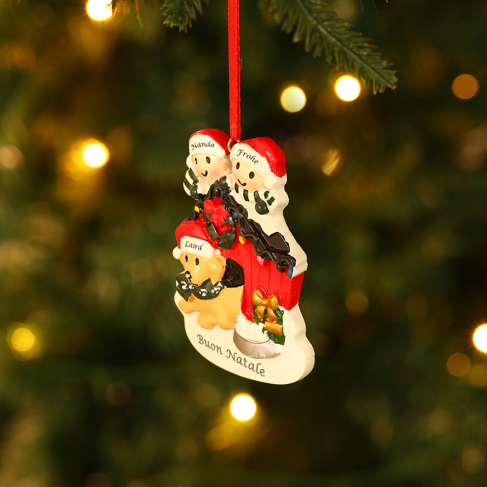 Decorazione Natalizia Personalizzata in Resina - Casetta di Natale Rossa con Pupazzi di Neve e Cagnolino - 3 Nomi Personalizzati e 1 Testo - Regalo di Natale per Famiglia | Jessemade