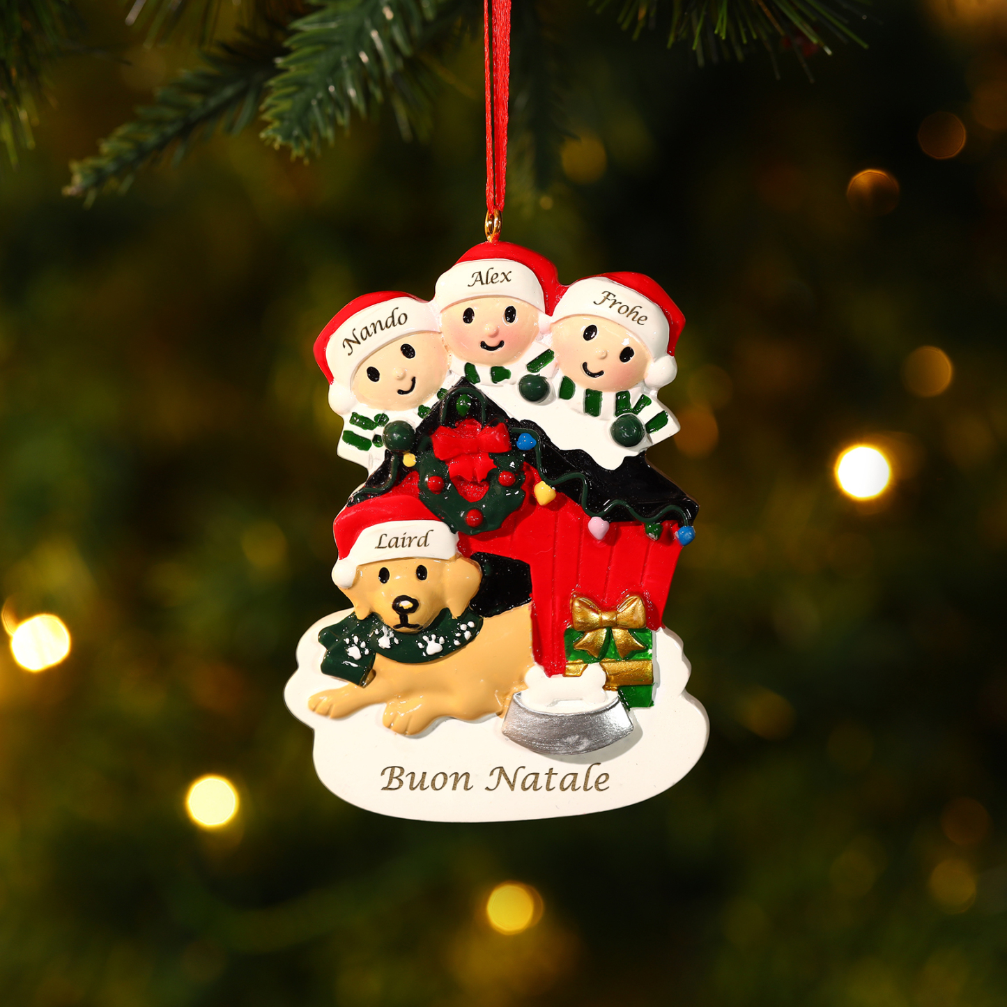 Decorazione Natalizia Personalizzata in Resina - Casetta di Natale Rossa con Pupazzi di Neve e Cagnolino - 4 Nomi Personalizzati e 1 Testo - Regalo di Natale per Famiglia | Jessemade