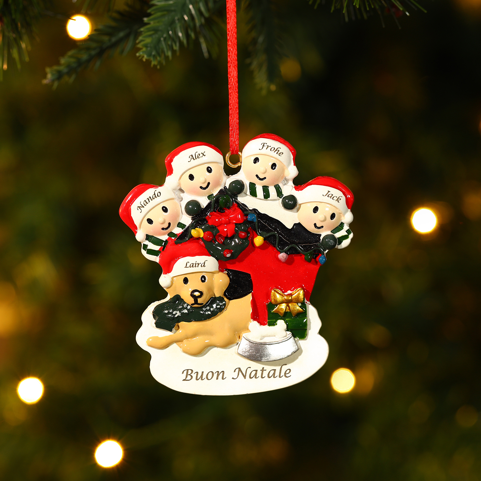 Decorazione Natalizia Personalizzata in Resina - Casetta di Natale Rossa con Pupazzi di Neve e Cagnolino - 5 Nomi Personalizzati e 1 Testo - Regalo di Natale per Famiglia | Jessemade