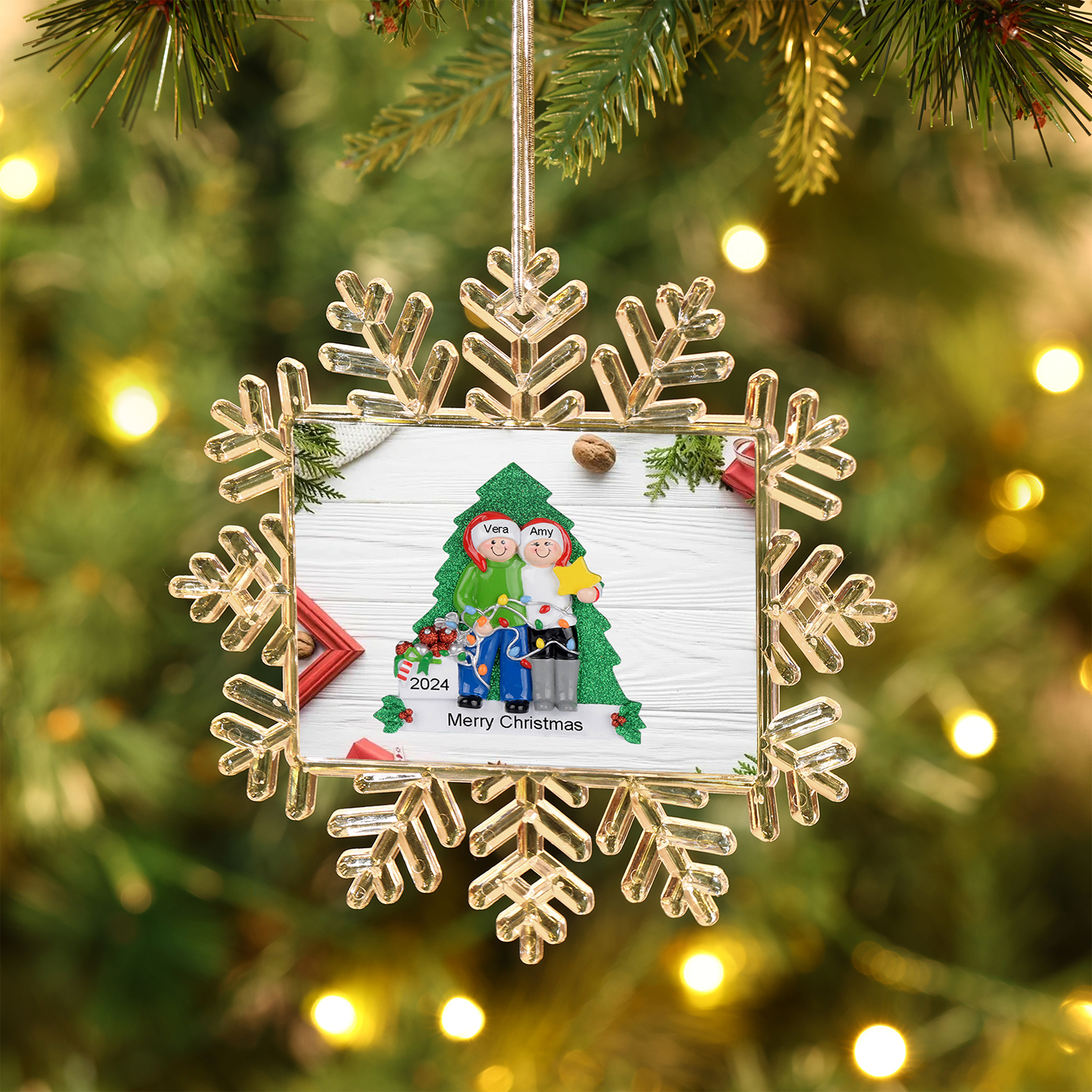 Decorazione Natalizia Personalizzata a Fiocco di Neve con Albero di Natale – Personalizza con 2 Nomi, Anno e Testo – Un Regalo di Natale  per la Famiglia | Jessemade