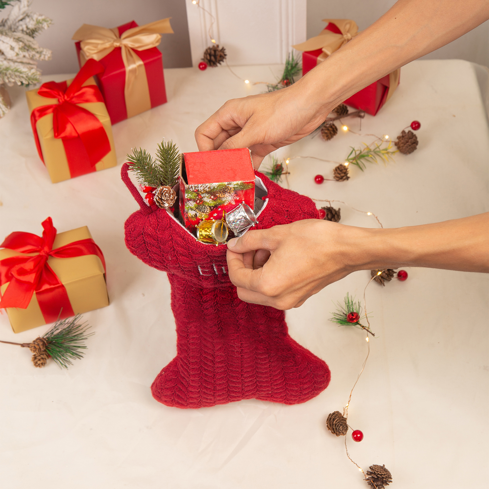 Decorazione Natalizia Personalizzata - Calza di Natale in Tessuto Lavorato a Maglia, Forma di Osso, 3 Colori - Personalizzabile con 1 Nome - Regalo di Natale per Famiglia | Jessemade